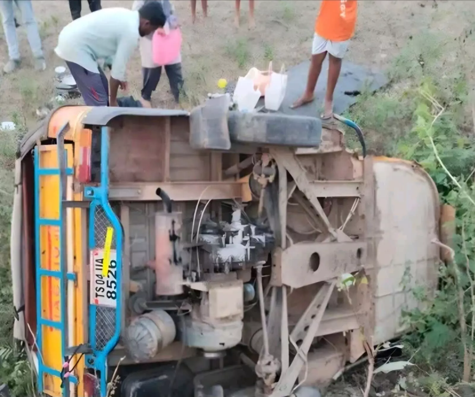 స్కూల్ విద్యార్థుల ఆటో బోల్తా.. ముగ్గురికి గాయాలు