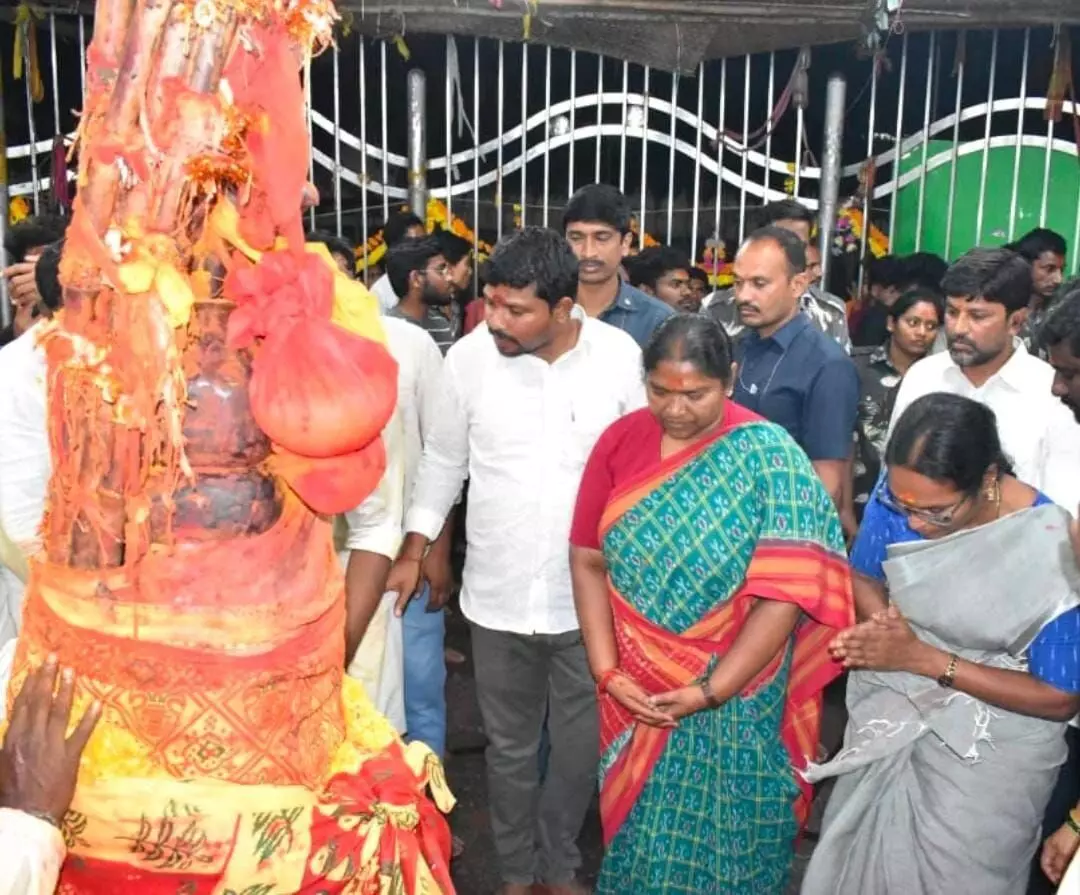 సమ్మక్క-సారలమ్మలను దర్శించుకున్న మంత్రి సీతక్క