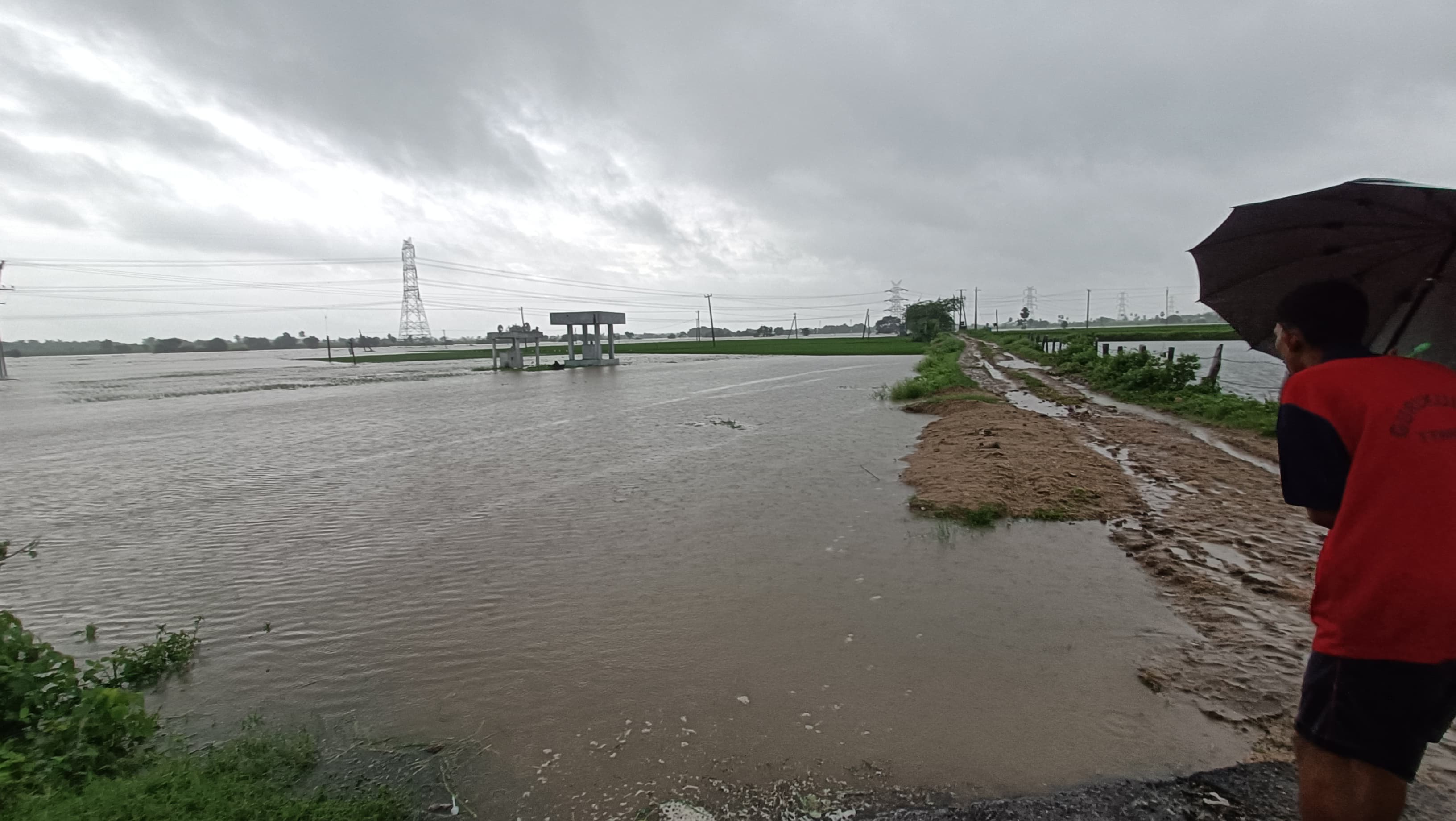 పొంగి పొర్లుతున్న పాలేరు జలాశయం... రాకపోకలు బంద్!