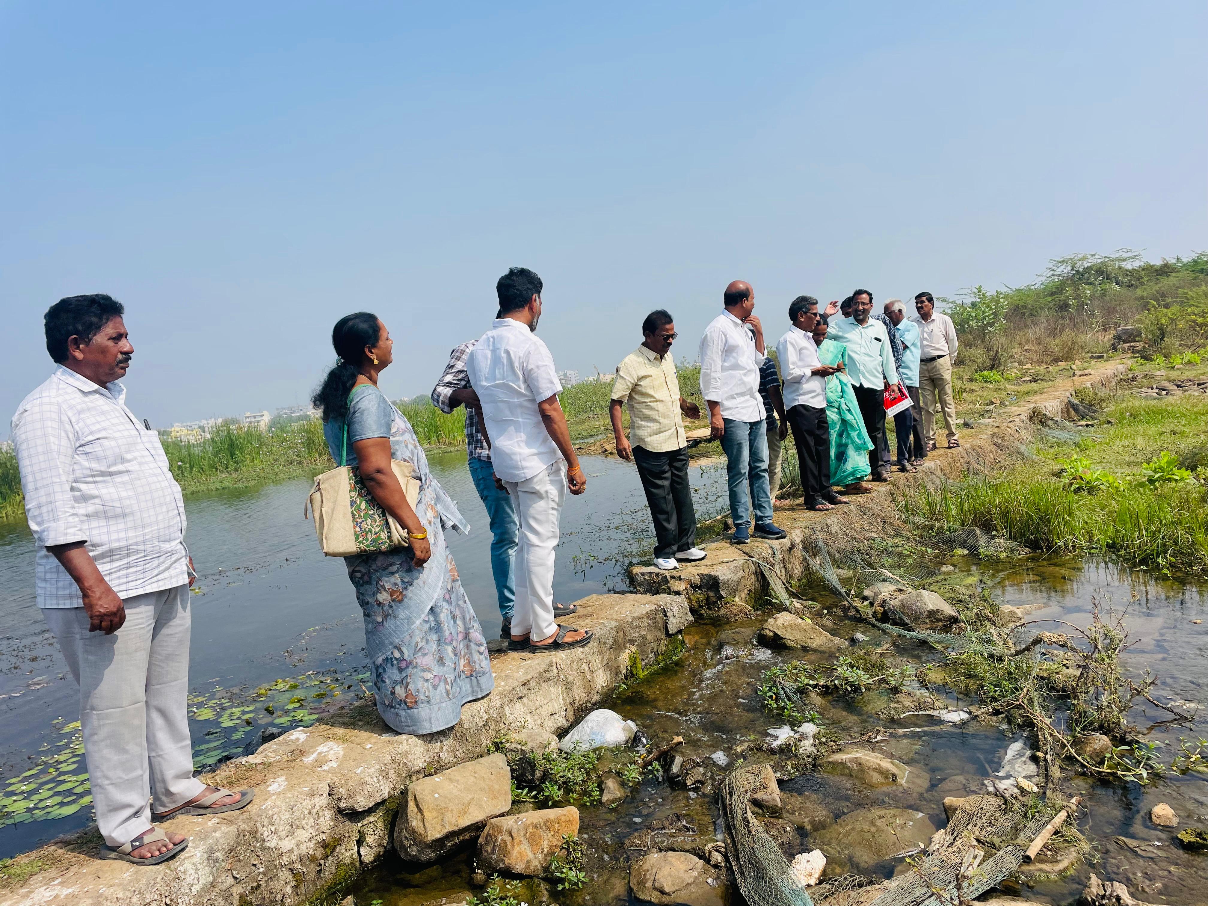 కబ్జాలతో కుంచించుకు పోతున్న ఖానాపురం చెరువు