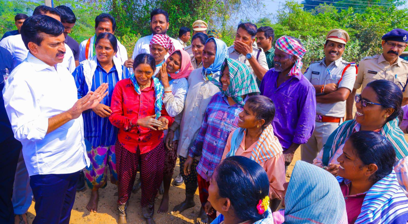 మహిళా కూలీలతో ముచ్చటించిన మంత్రి పొంగులేటి శ్రీనివాసరెడ్డి