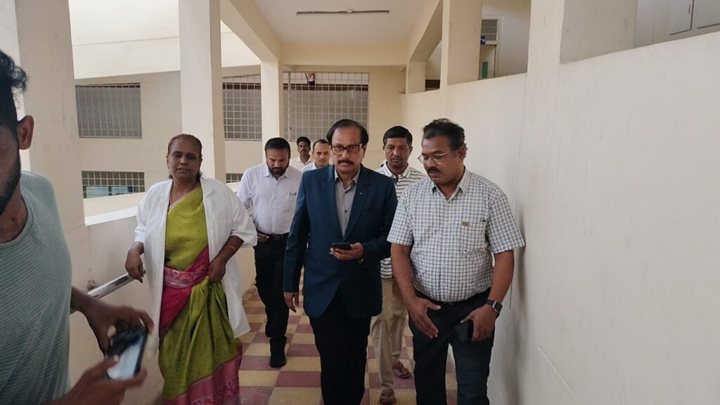 ప్రభుత్వ ఆసుపత్రిని సందర్శించిన ఆర్టిఐ కమిషనర్ శ్రీనివాస్.
