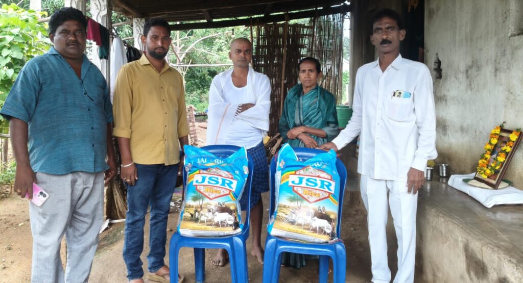 పీ సీ ఆర్ ఫౌండేషన్ ఆధ్వర్యంలో మృతుని కుటుంబానికి 50 కేజిల బియ్యం అందజేత…