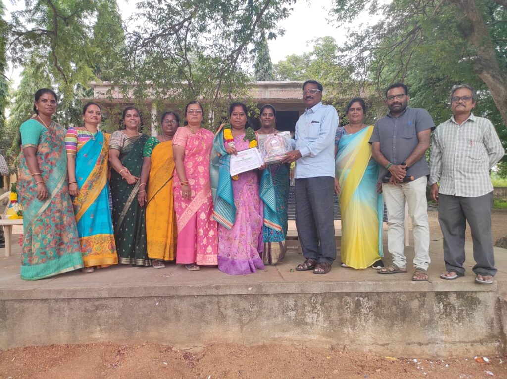 ఉత్తమ ఉపాధ్యాయురాలికి సన్మానం