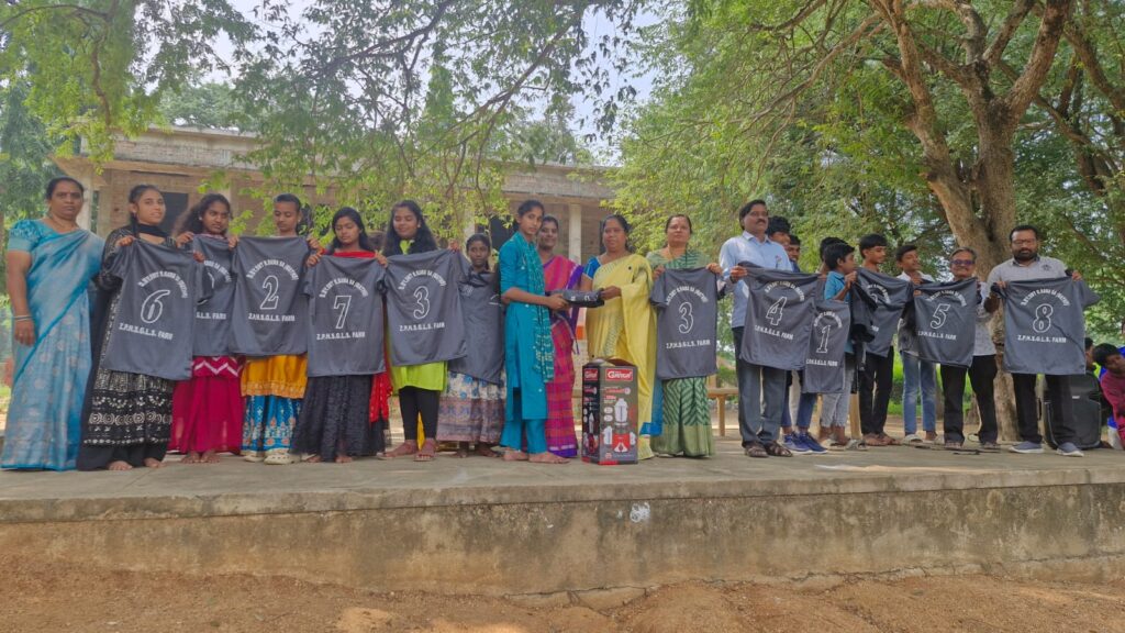 పాఠశాలకు మిక్సీ, క్రీడా దుస్తులు వితరణ