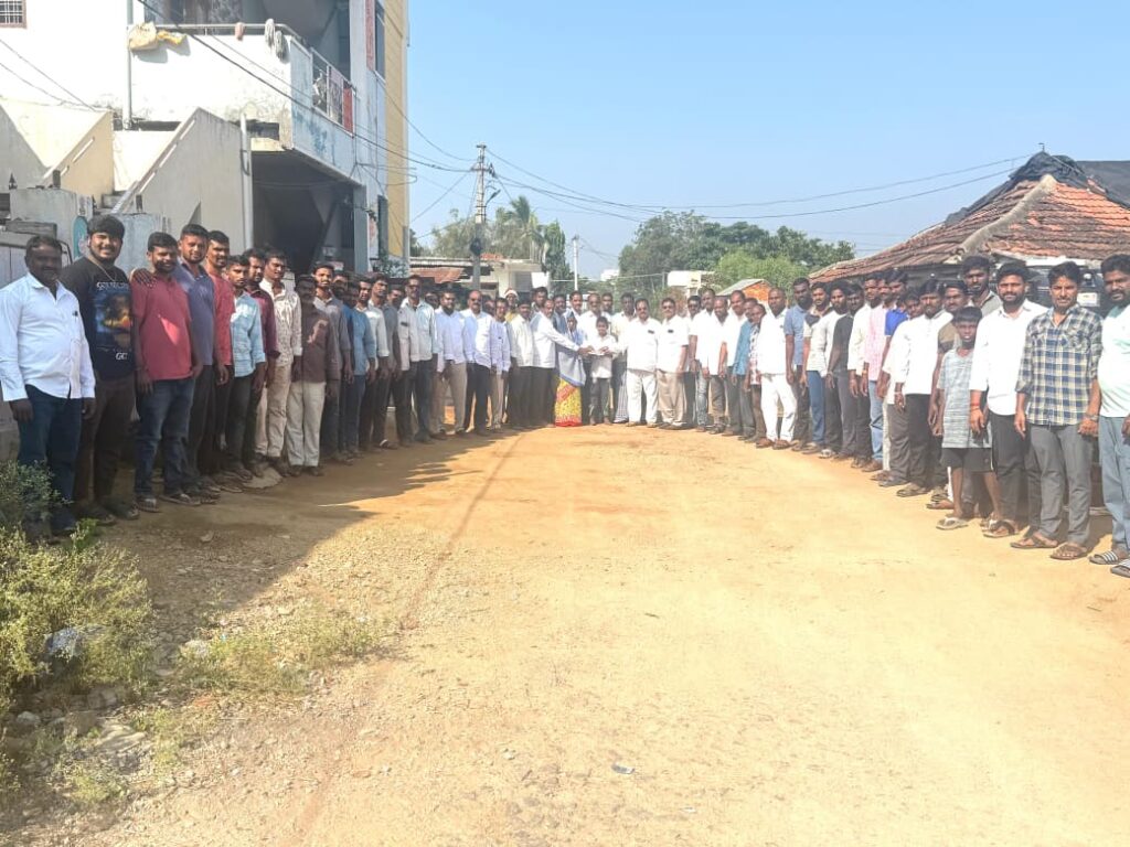 కలిసి నిలిచిన కాంగ్రెస్ కుటుంబం మల్లేశ్ కుటుంబానికి ₹1,04,000 సహాయం అందజేత