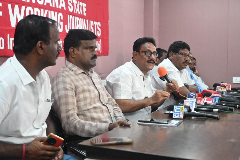 డెస్క్ జర్నలిస్టులందరికీ పూర్తిస్థాయిలో న్యాయం చేస్తాం