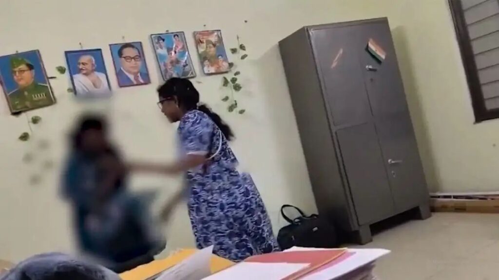 స్టూడెంట్‌ను చితకబాదిన వార్డెన్