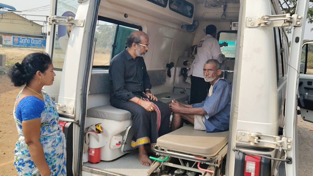 దారి తప్పిన వయోవృద్ధుడికి ఆపద్బాంధవుడిగా మారిన డాక్టర్ కేసగాని రాజశేఖర్ గౌడ్