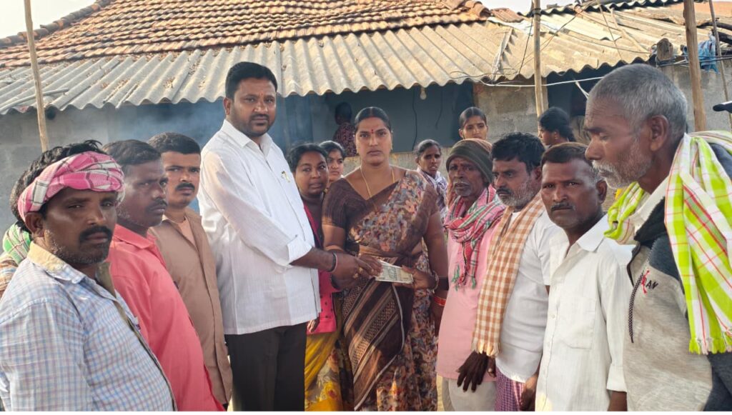 బాధిత కుటుంబానికి మాజీ సర్పంచ్ స్వర్ణలత భాగ్యరాజ్, భరోసా