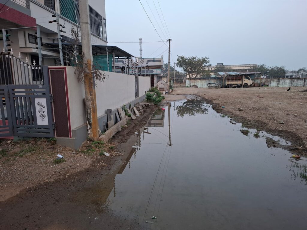 ఏన్కూరులో మురుగు నీటి ముప్పు.. చెరువును తలపిస్తున్న సందు!