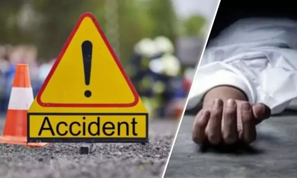 టైర్ పేలి చెట్టును ఢీకొట్టిన కారు…మహిళ మృ*తి.. నలుగురికి గాయాలు
