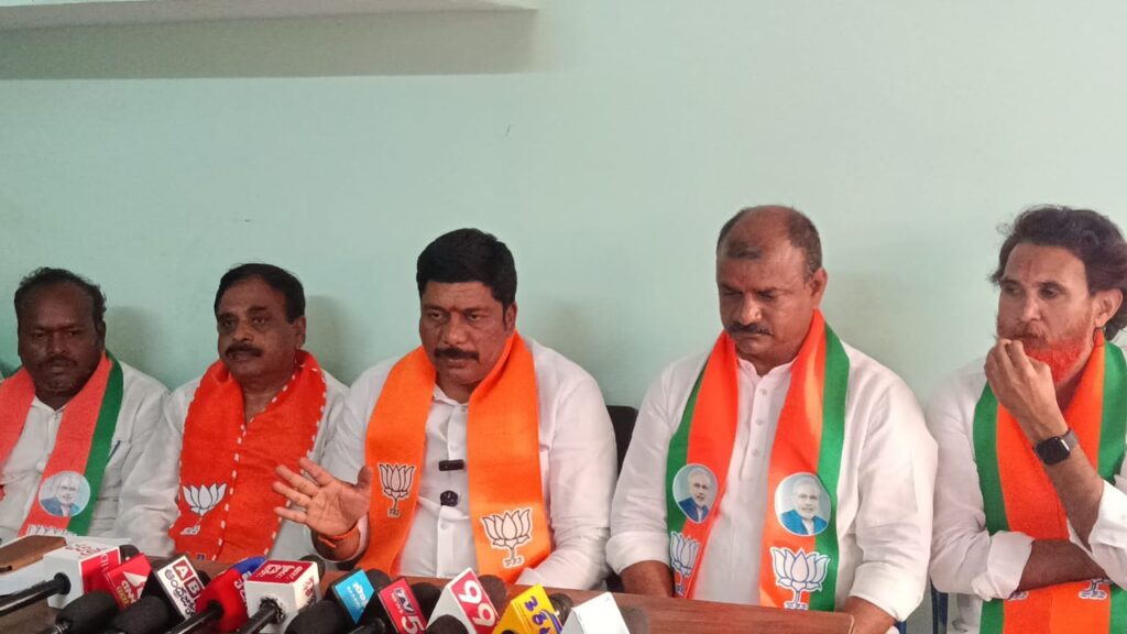 టైం దాటాక బీజేపీ అభ్యర్థి మాయం.. ఇది ప్రజాస్వామ్య ఖూనీ కాదా?