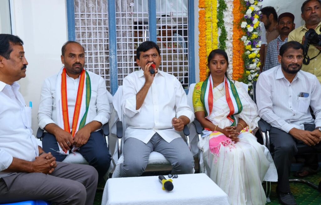 వార్డుల్లో తిరగండి.. సమస్యలు తీర్చండి!