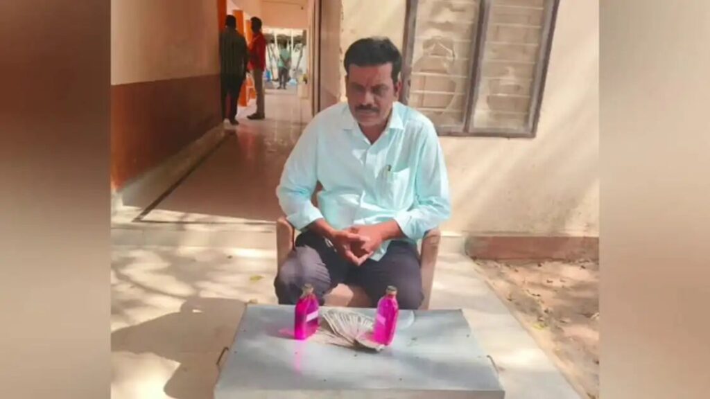 ఏకంగా ఇంట్లోనే దుకాణం పెట్టాడు… రెడ్‌ హ్యాండెడ్‌గా ఏసీబీ కి చిక్కాడు…
