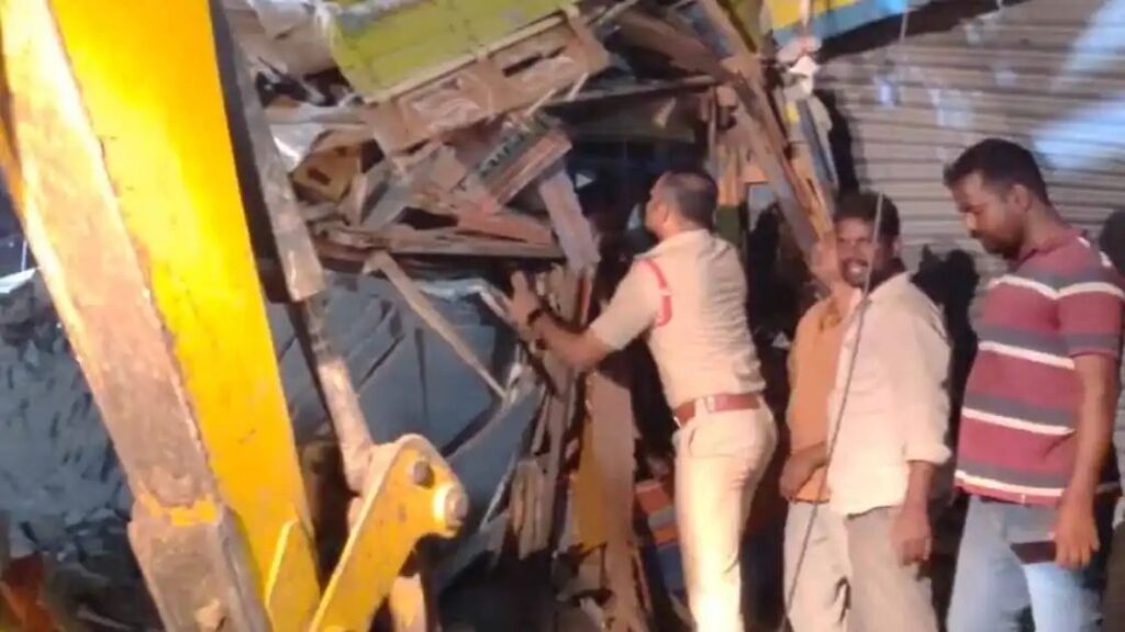 లారీ బీభత్సం.. ఏకంగా మెడికల్ షాపులోకి దూసుకెళ్లింది.. ఒకరు మృతి, మరొకరికి సీరియస్!
