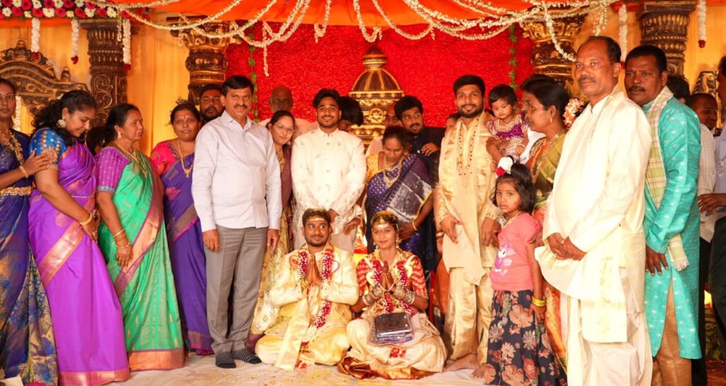 నూతన వధూవరులకు మంత్రి పొంగులేటి ఆశీర్వాదం