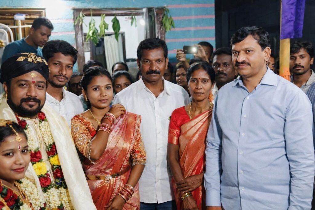 నూతన వధూవరులను ఆశీర్వదించిన మంత్రి పొంగులేటి