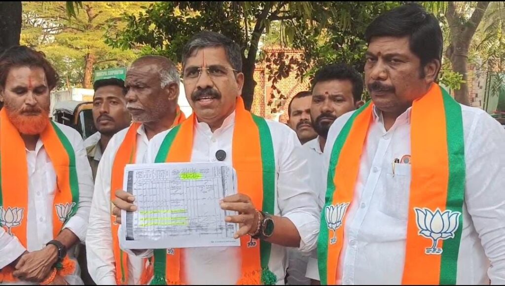 ఏసీ గదుల్లో అధికారులు.. అనాథల్లా పేదలు