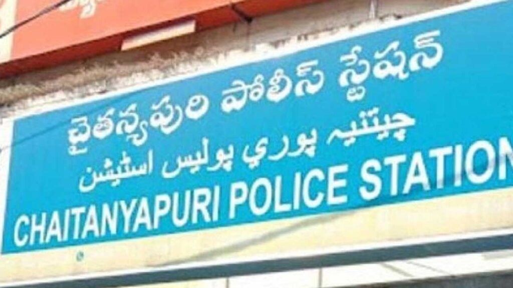 పోలీస్ స్టేషన్ లో వ్యక్తి ఆత్మ*హత్యాయత్నం
