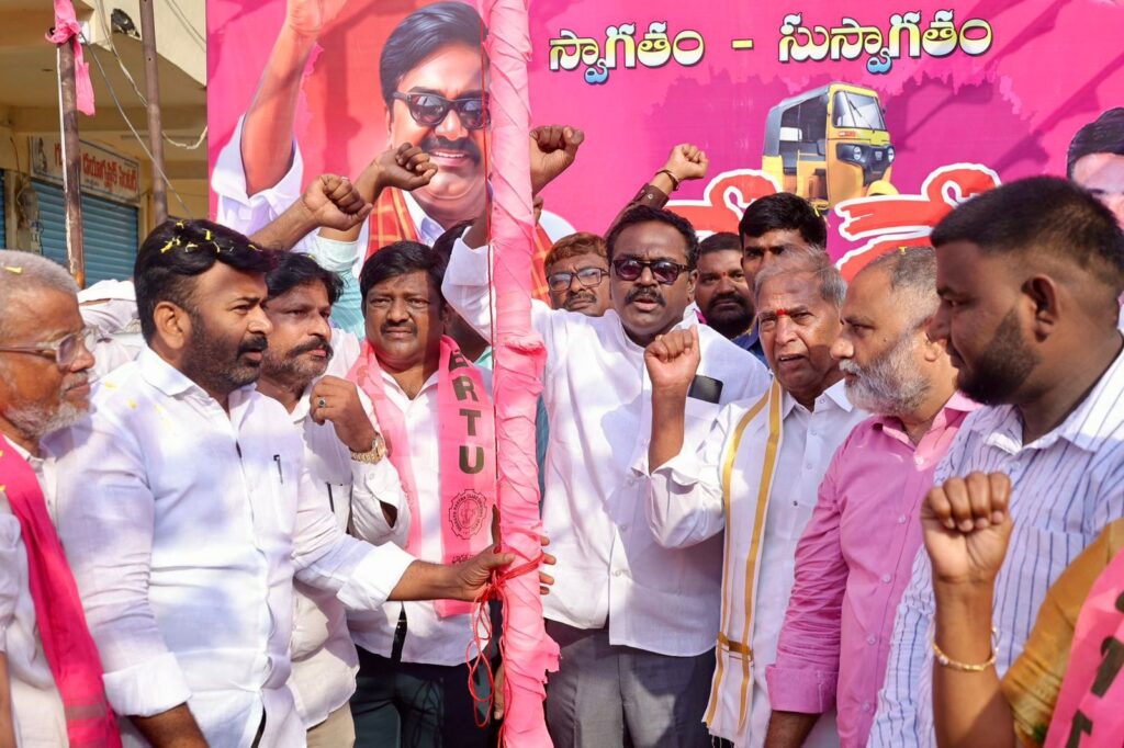 ఖమ్మం కార్పొరేషన్ పరిధిలో మేడే సందర్భంగా జెండా ఆవిష్కరణ కార్యక్రమం