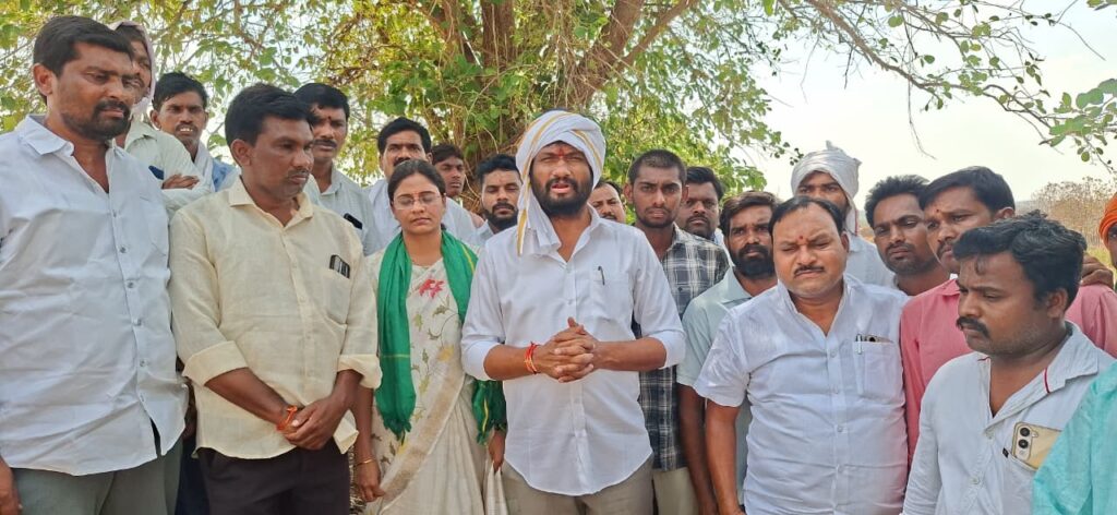 ప్రమాదవశత్తు కాలిపోయిన పంట పొలాలను పరిశీలించిన బోథ్ MLA అనిల్ జాదవ్..!!