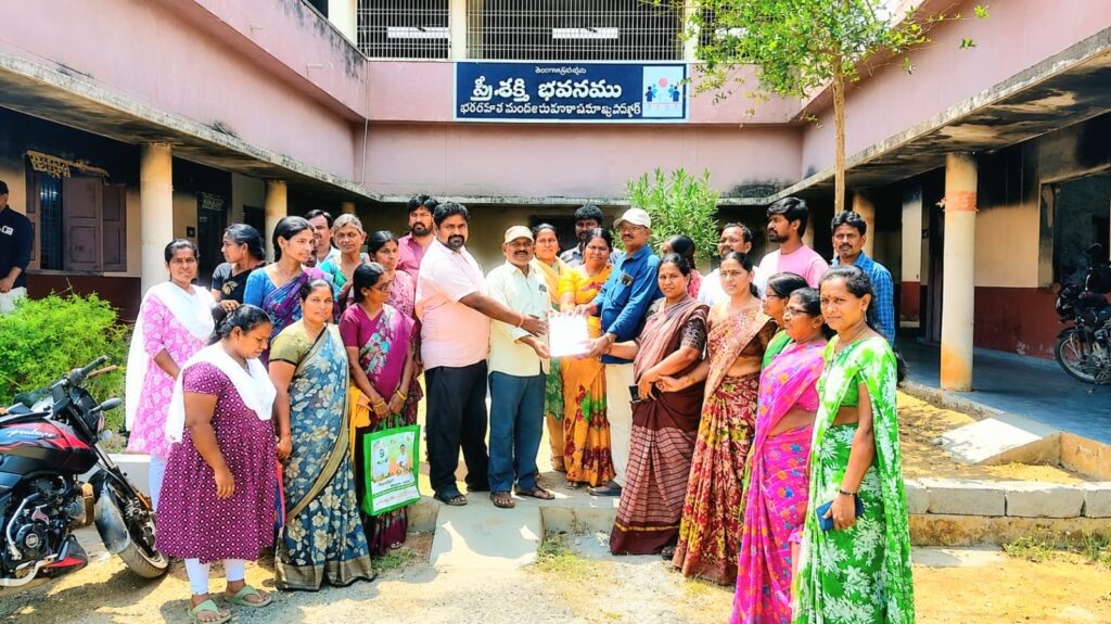 ఏన్కూరులో ఏపీఎంకు వీఓఏల వినతిపత్రం