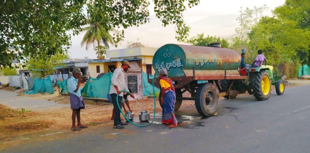 నాలుగు రోజులుగా తాగునీటి కష్టాలు.. ట్యాంకర్లతో నీటి సరఫరా