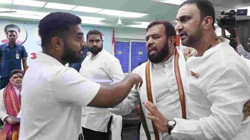 గాంధీభవన్‌లో గలాటా