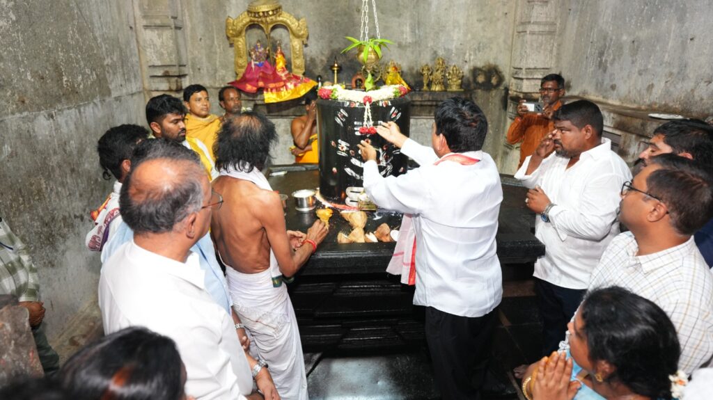 దేవుళ్లు, మతాల పేరిట రాజకీయం చేయం!