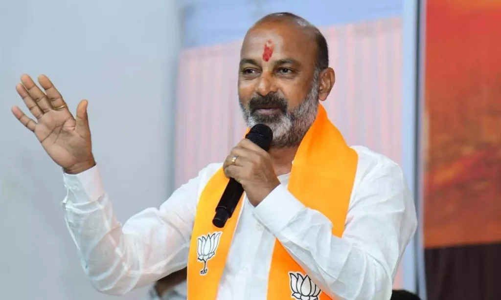 భయమంటే ఏంటో చూపిస్తాం.. ఒవైసీ సోదరులకు బండి సంజయ్ వార్నింగ్