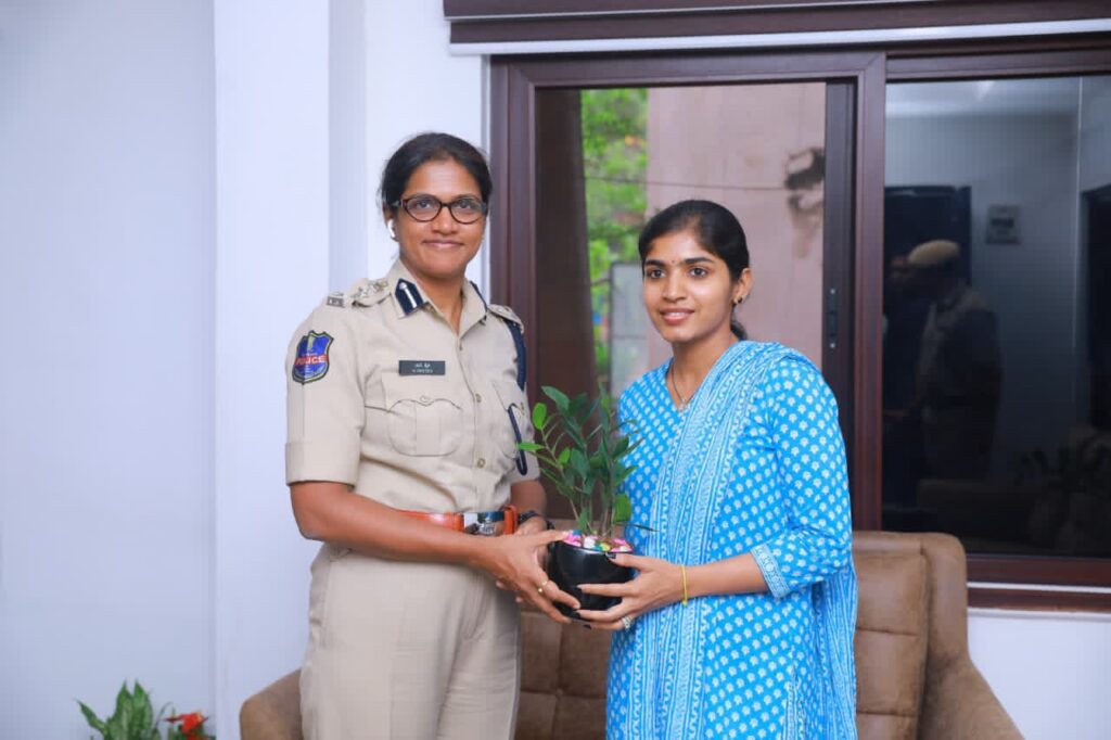 వరంగల్ పోలీస్ కమిషనర్‌ను కలిసిన ఎమ్మెల్యే యశస్విని రెడ్డి