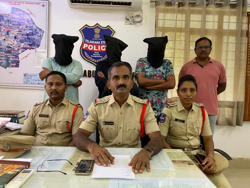 గంజాయి సేవిస్తూ పట్టుబడ్డ ముగ్గురు యువకులు