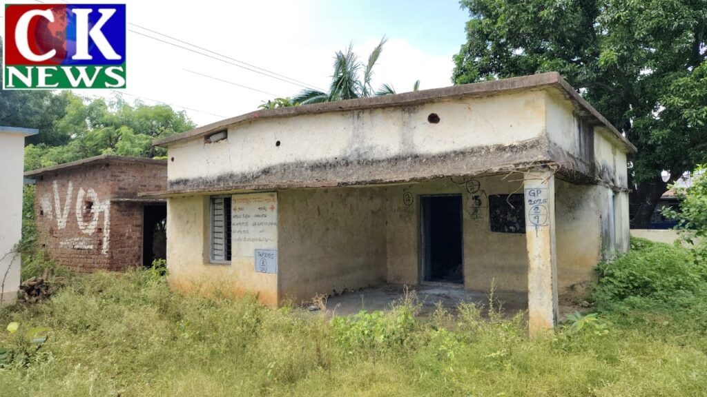 శిథిలావస్థలో అంగన్వాడి భవనం..