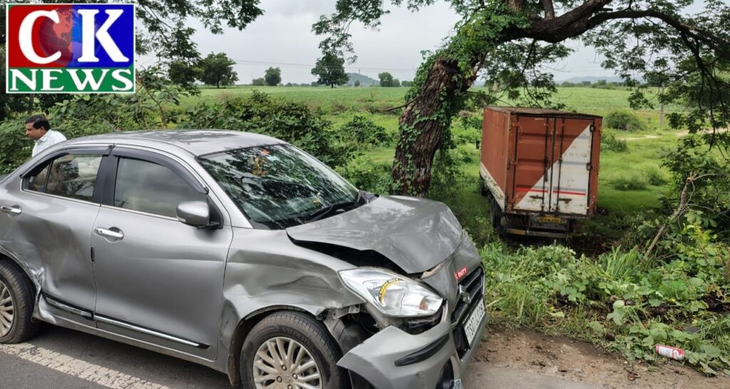 కొణిజర్ల రహదారిపై తృటిలో తప్పిన పెను ప్రమాదం