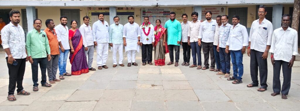 విద్యార్థుల ఆకలి తీర్చిన అన్నదాత..కే.సత్తయ్యకు ఘన వీడ్కోలు