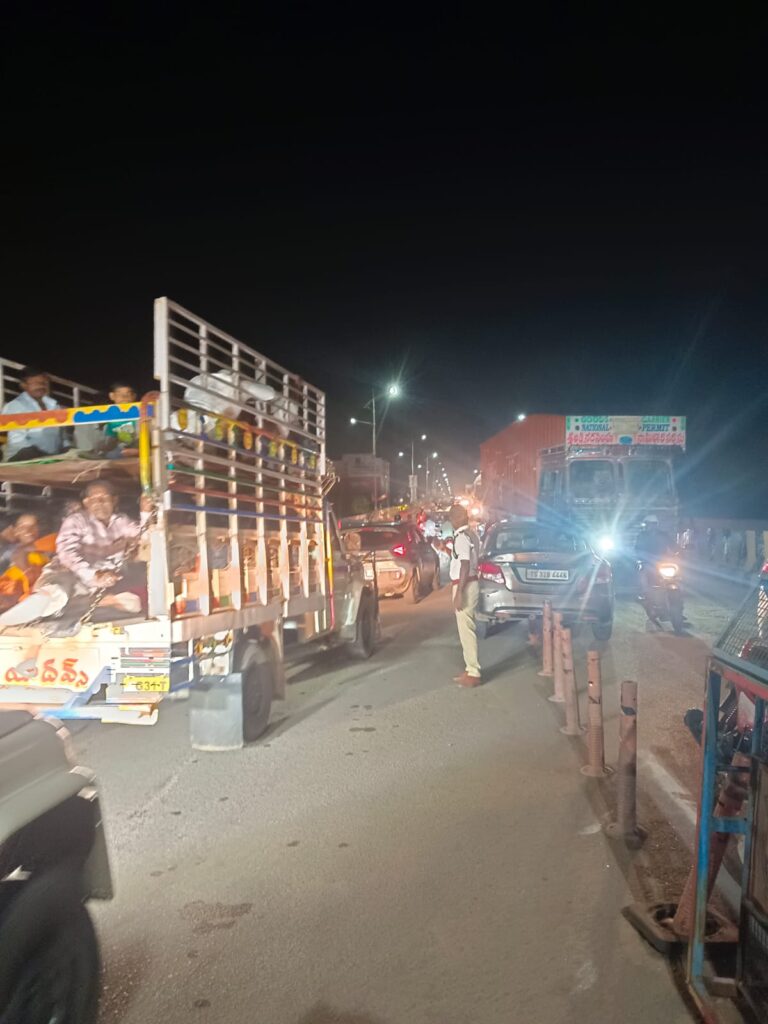 మద్యం మత్తులో డివైడర్ ను ఢీకొట్టిన కారు…