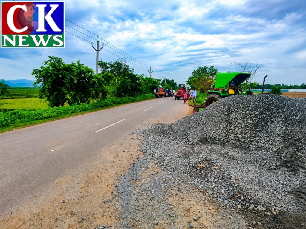 రోడ్డుపై కంకర దిబ్బ.. వాహనదారులకు తప్పని తిప్పలు