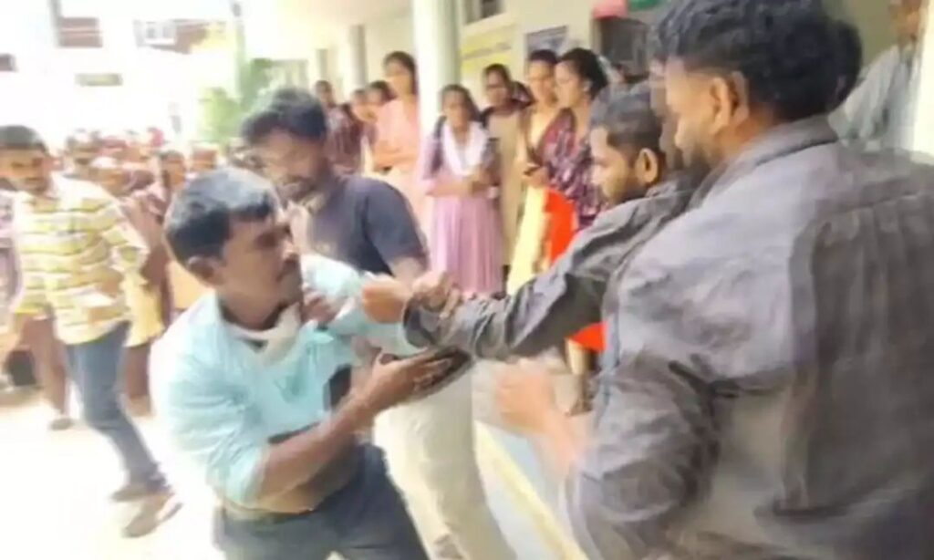 ఇంటర్ అమ్మాయిలకు వేధింపులు.. లెక్చరర్ కు దేహశుద్ధి..