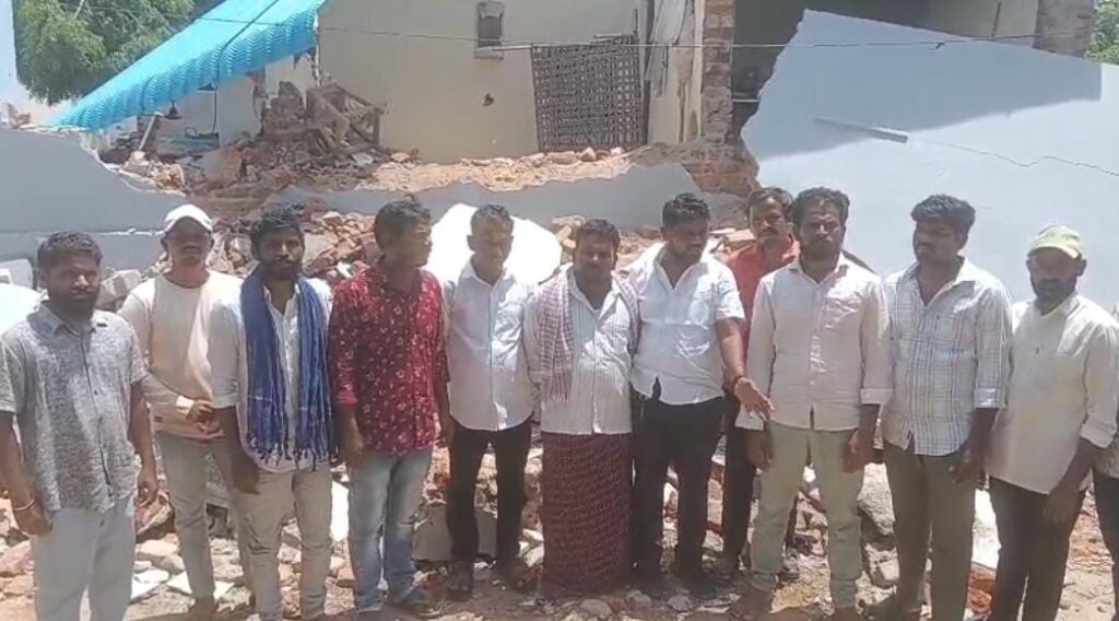 ప్రేమ పెళ్లి చేసుకున్నాడని దళితుడి ఇల్లు కూల్చివేత!