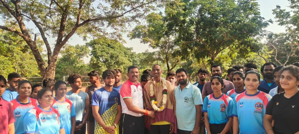 MS POLICE ACADEMY లో PHYSICAL TRAINING తీసుకొని SSC (GD) లో CRPF JOB సాధించినా విద్యార్దికి సన్మానం