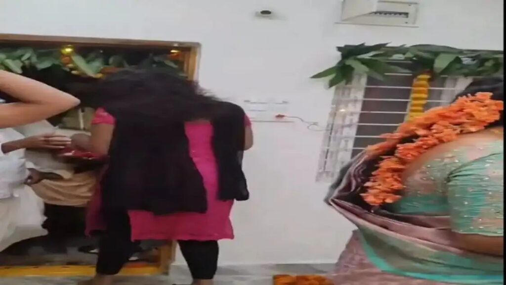 గృహ ప్రవేశానికి రూ. 50 వేలు డిమాండ్.. ఇంట్లోకి రానివ్వకుండా హిజ్రాలు రచ్చ రచ్చ.. బాధితురాలి ఆవేదన..!