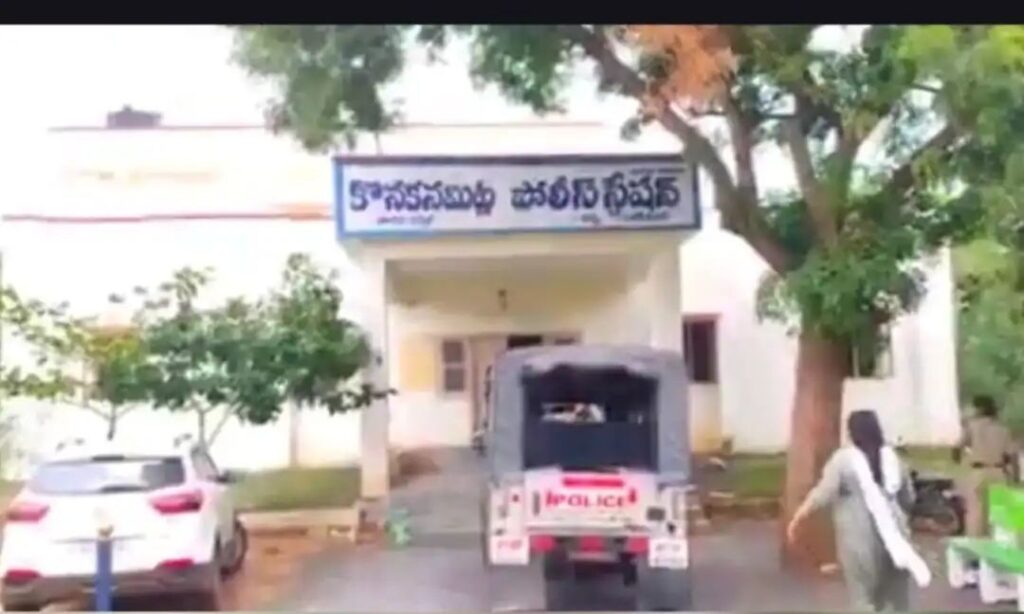 పొలీస్ స్టేషన్ ఎదుట వ్యక్తి ఆత్మ*హత్యాయత్నం.. కాపాడిన పోలీసులు!