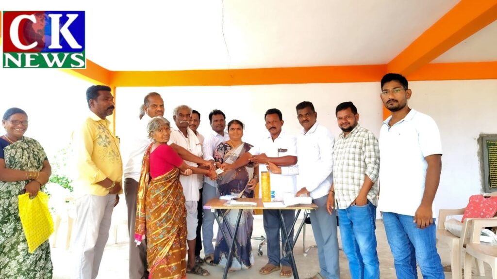 గార్లఒడ్డులో స్మార్ట్ రేషన్ కార్డుల పంపిణీ
