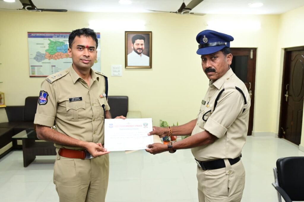 గంజాయి పట్టుకున్న పోలీసు సిబ్బందికి నగదు రివార్డులు