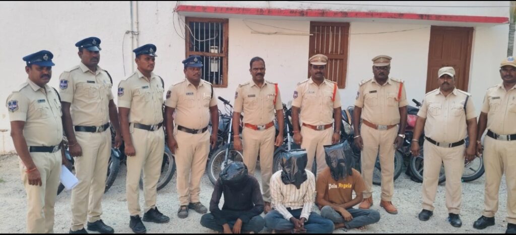 మోటార్ సైకిళ్ల దొంగతనాలకు పాల్పడుతున్న ముగ్గురు నిందితుల అరెస్ట్.