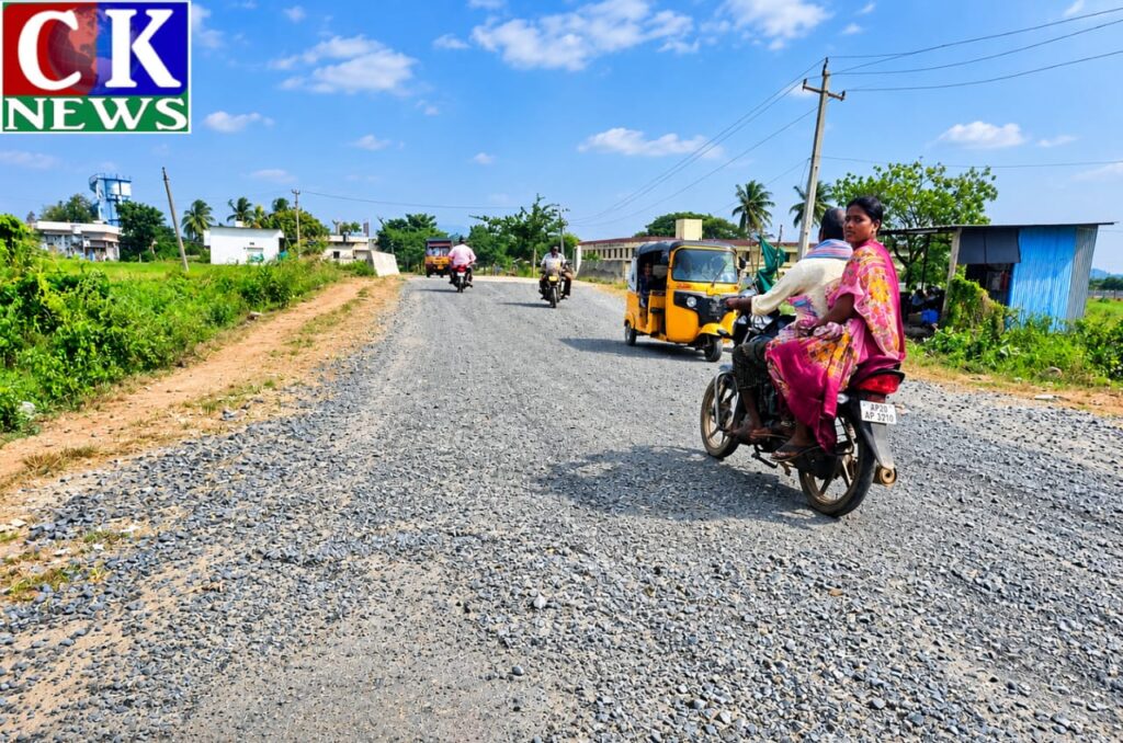 కల్వర్టు కట్టారు.. రోడ్డు మరిచారు!