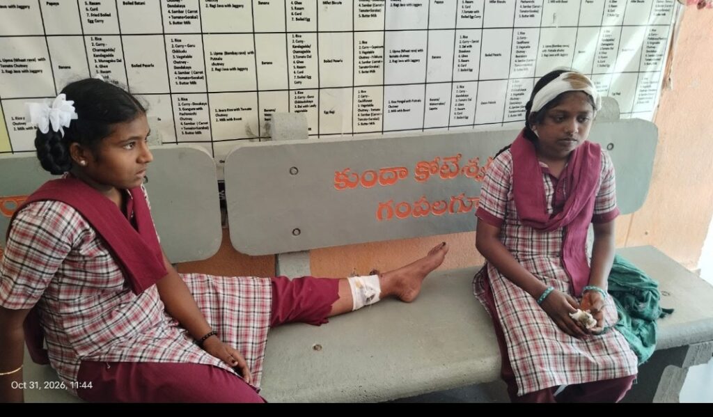 గురుకుల పాఠశాలలో కూలిన స్లాబ్ పెచ్చులు.. ఇద్దరు విద్యార్థినులకు గాయాలు!